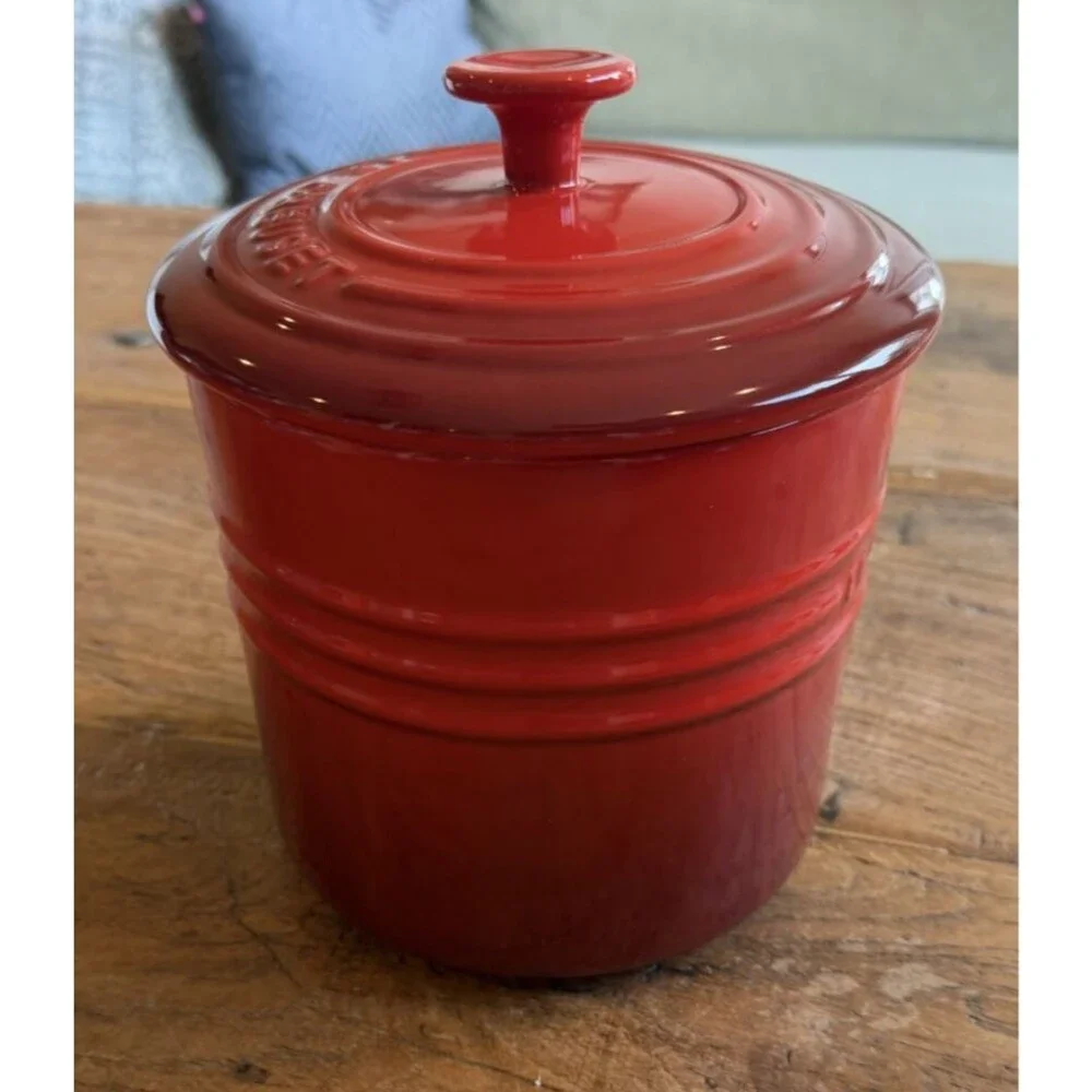 Le Creuset Stoneware Pet Food Storage Container Jar w/ Lid Scoop Cerise Red NEW